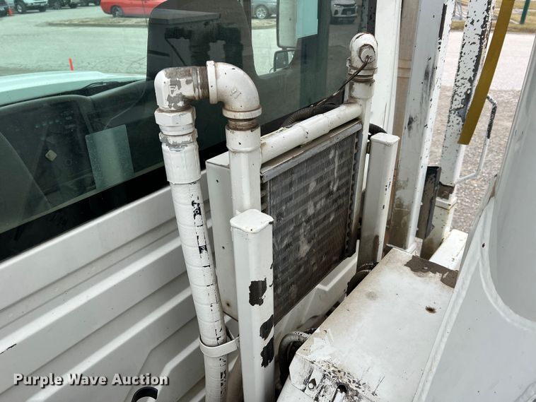 image for item JU9653 2008 International 7400  digger derrick truck