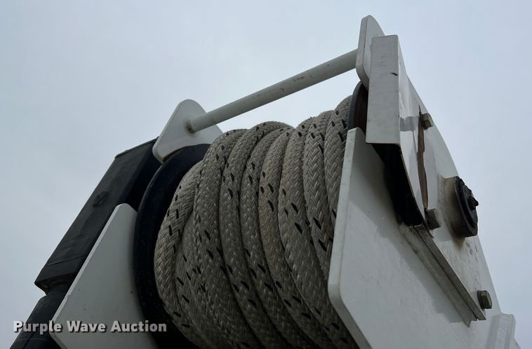 image for item JU9653 2008 International 7400  digger derrick truck