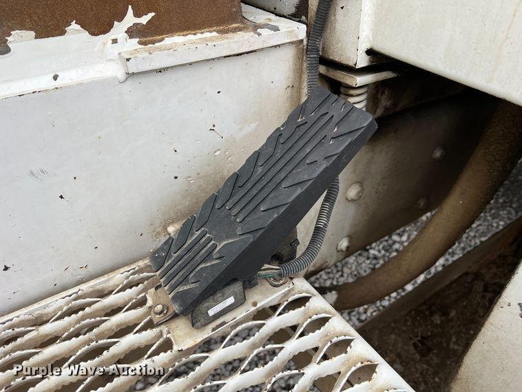 image for item JU9653 2008 International 7400  digger derrick truck