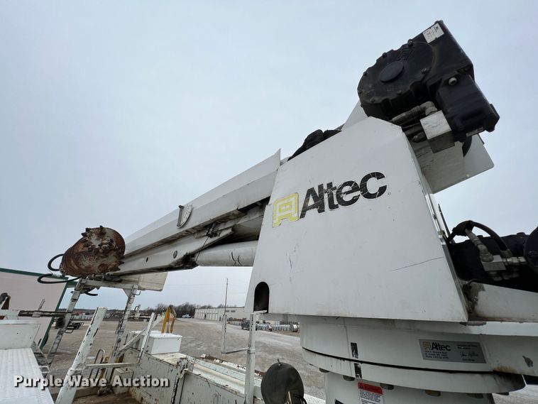 image for item JU9653 2008 International 7400  digger derrick truck