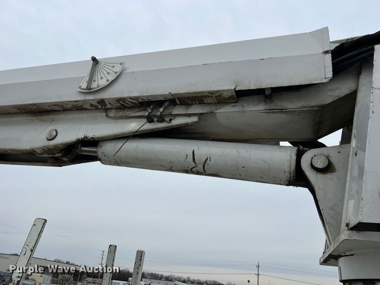 image for item JU9653 2008 International 7400  digger derrick truck