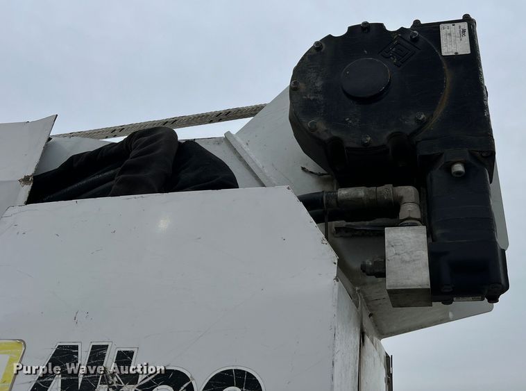 image for item JU9653 2008 International 7400  digger derrick truck