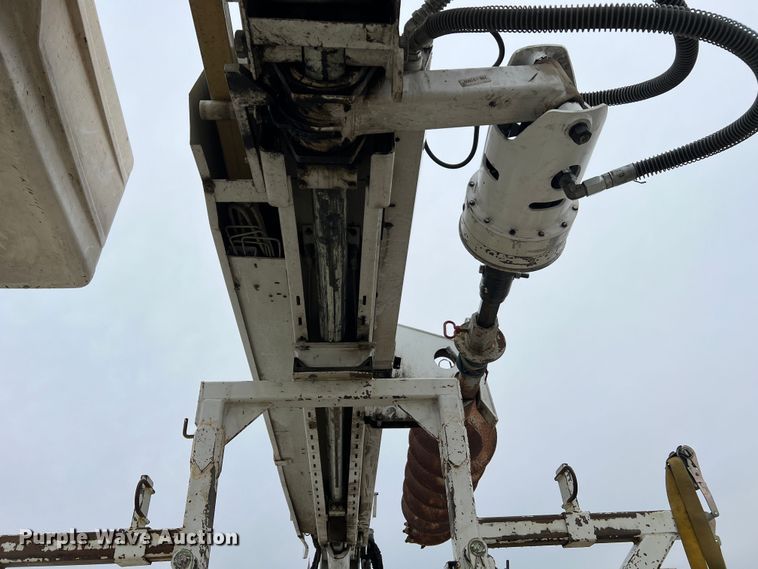 image for item JU9653 2008 International 7400  digger derrick truck