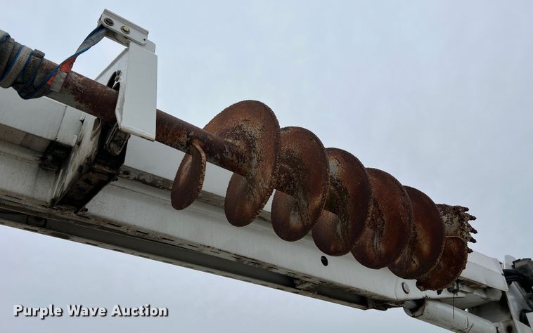 image for item JU9653 2008 International 7400  digger derrick truck