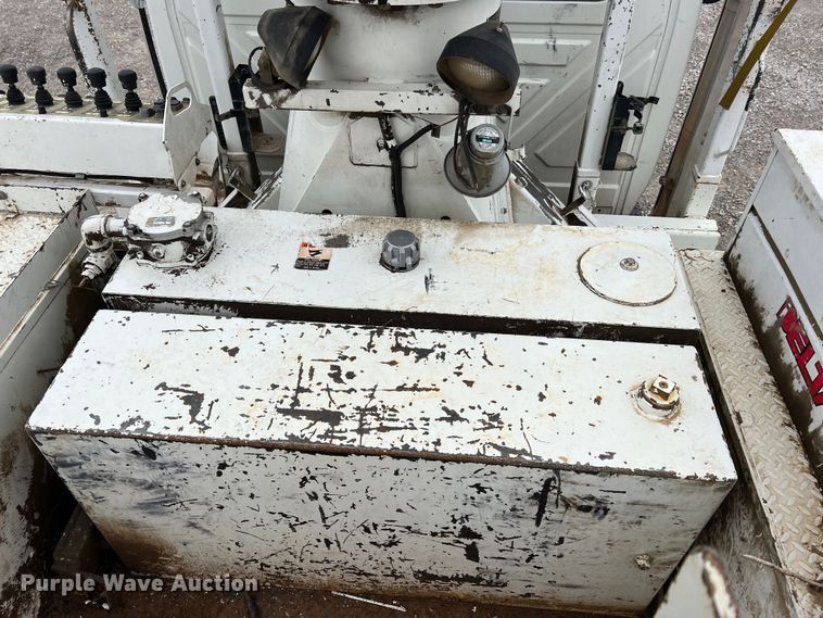 image for item JU9653 2008 International 7400  digger derrick truck