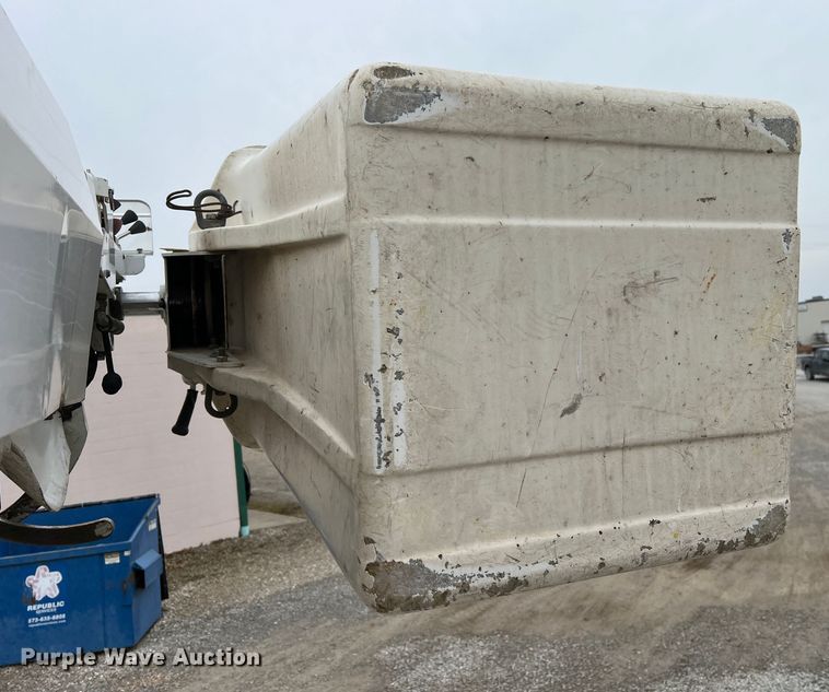 image for item JU9653 2008 International 7400  digger derrick truck