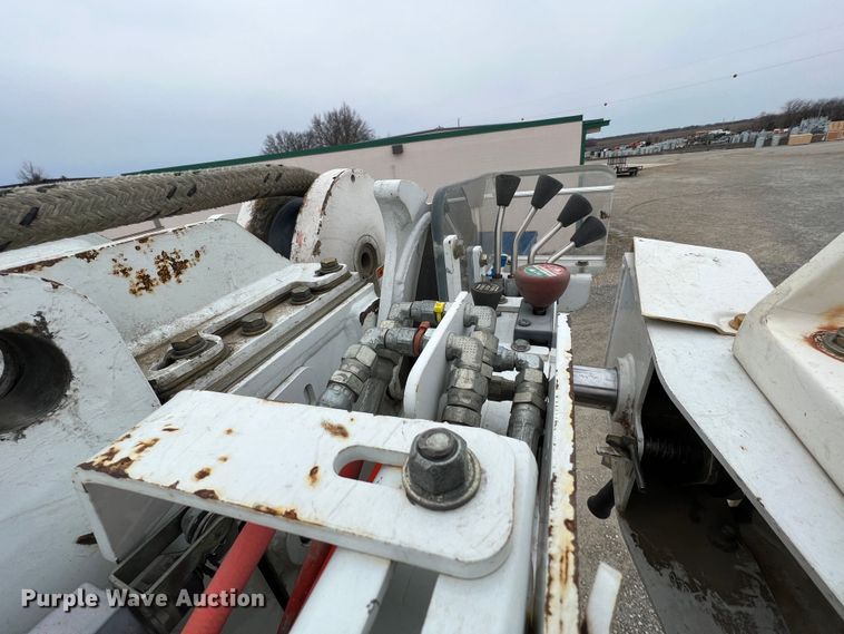 image for item JU9653 2008 International 7400  digger derrick truck