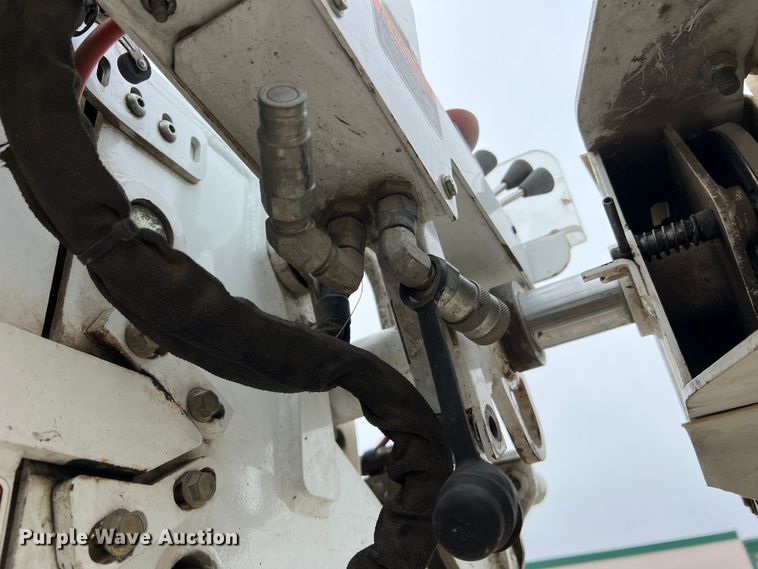 image for item JU9653 2008 International 7400  digger derrick truck