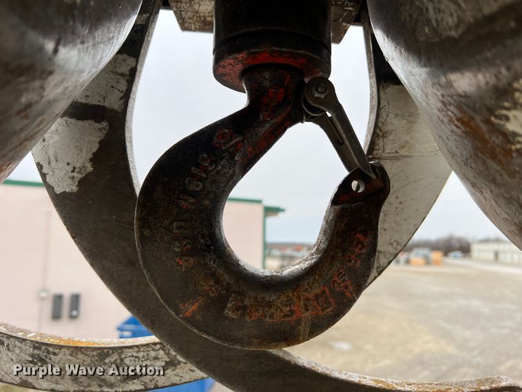 image for item JU9653 2008 International 7400  digger derrick truck