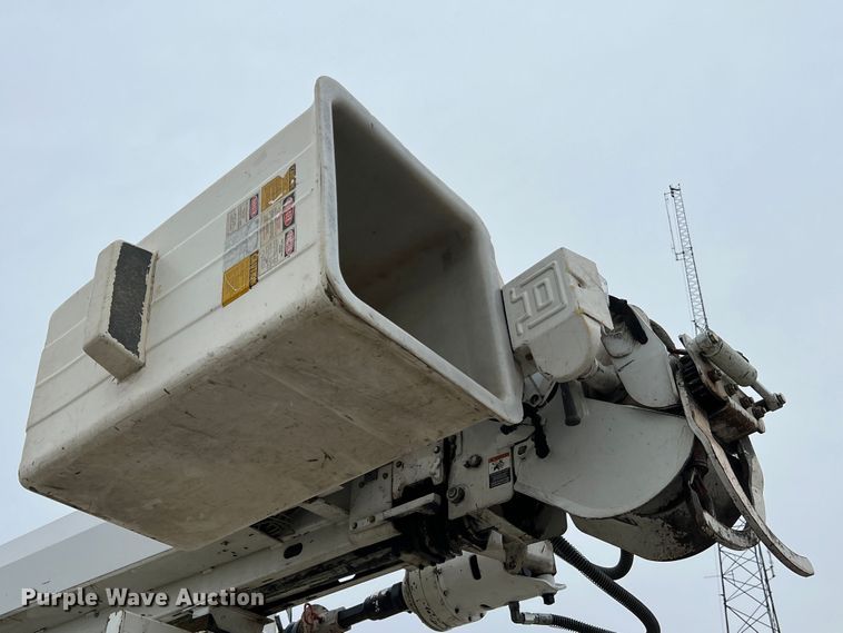 image for item JU9653 2008 International 7400  digger derrick truck