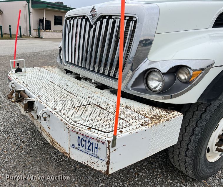 image for item JU9653 2008 International 7400  digger derrick truck