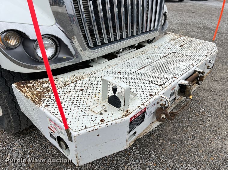 image for item JU9653 2008 International 7400  digger derrick truck