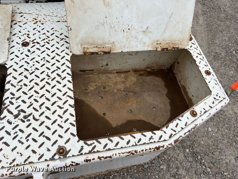 image for item JU9653 2008 International 7400  digger derrick truck