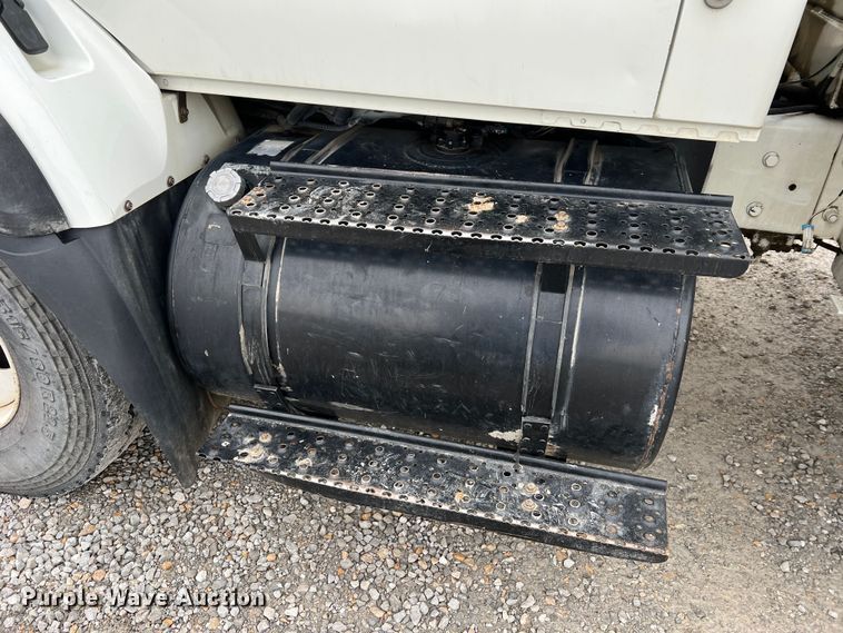 image for item JU9653 2008 International 7400  digger derrick truck