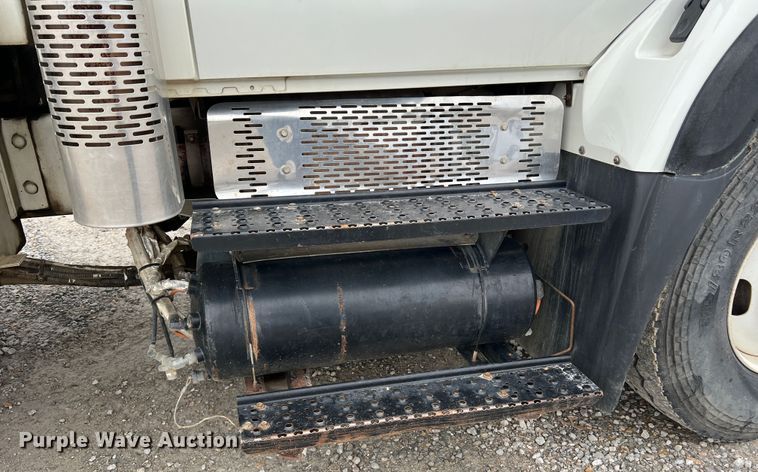 image for item JU9653 2008 International 7400  digger derrick truck