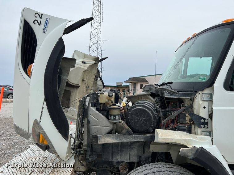 image for item JU9653 2008 International 7400  digger derrick truck