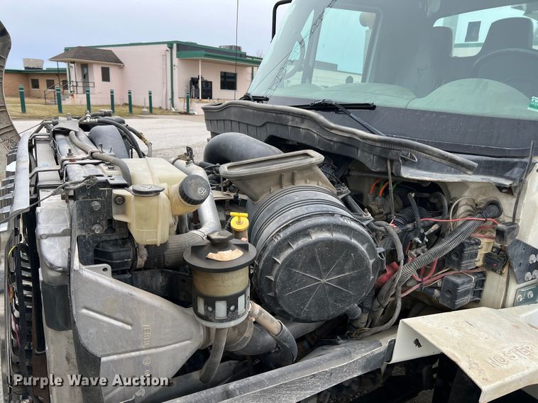 image for item JU9653 2008 International 7400  digger derrick truck