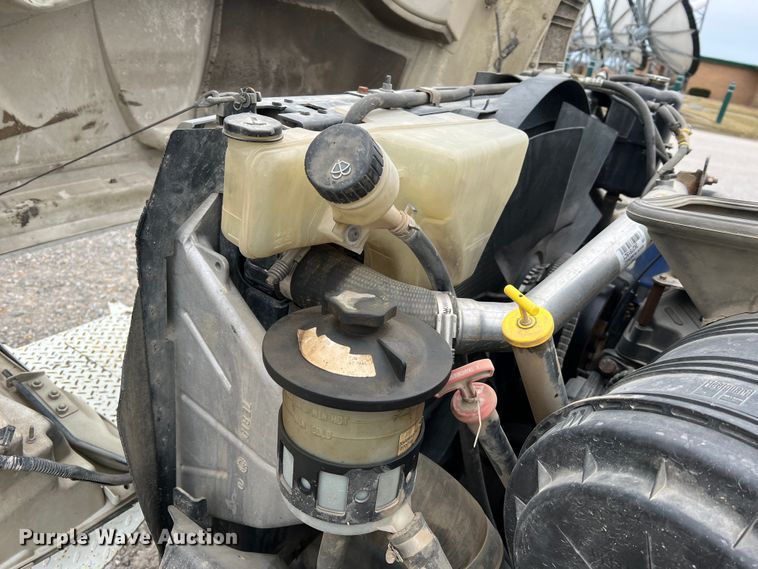 image for item JU9653 2008 International 7400  digger derrick truck