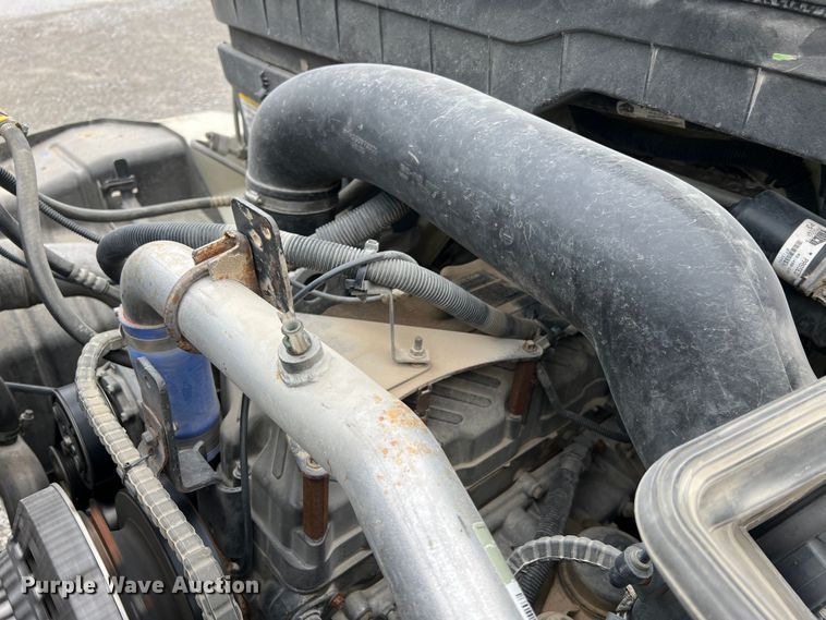 image for item JU9653 2008 International 7400  digger derrick truck