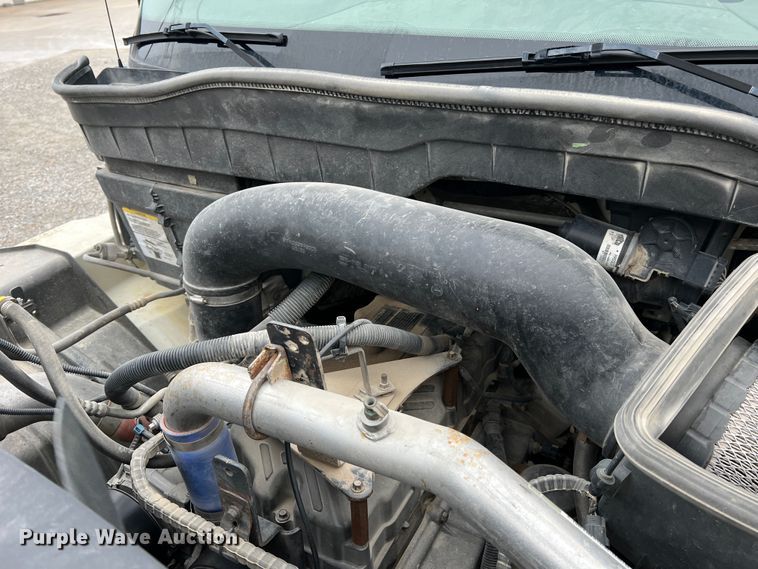 image for item JU9653 2008 International 7400  digger derrick truck