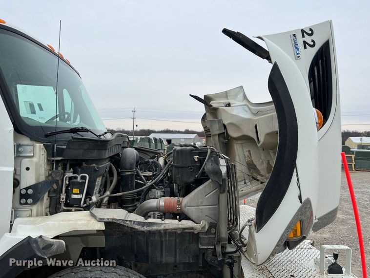 image for item JU9653 2008 International 7400  digger derrick truck