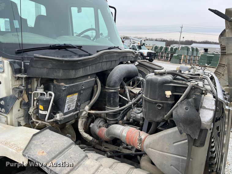 image for item JU9653 2008 International 7400  digger derrick truck