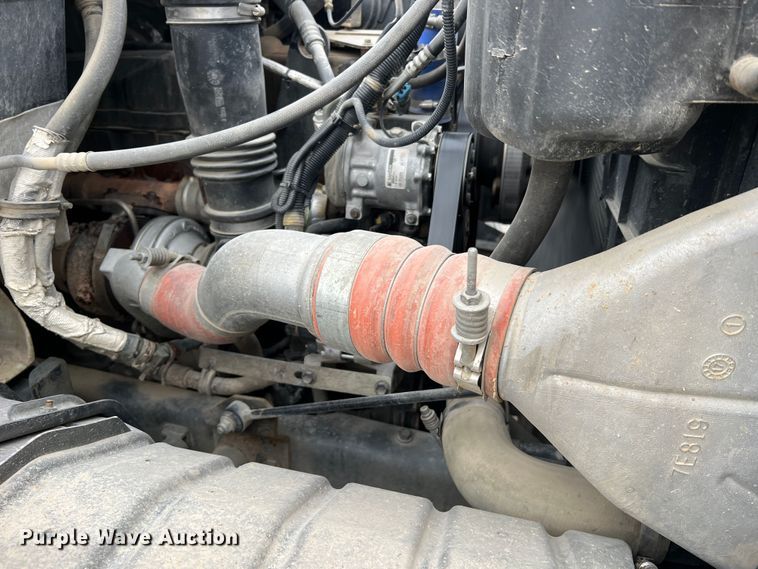 image for item JU9653 2008 International 7400  digger derrick truck