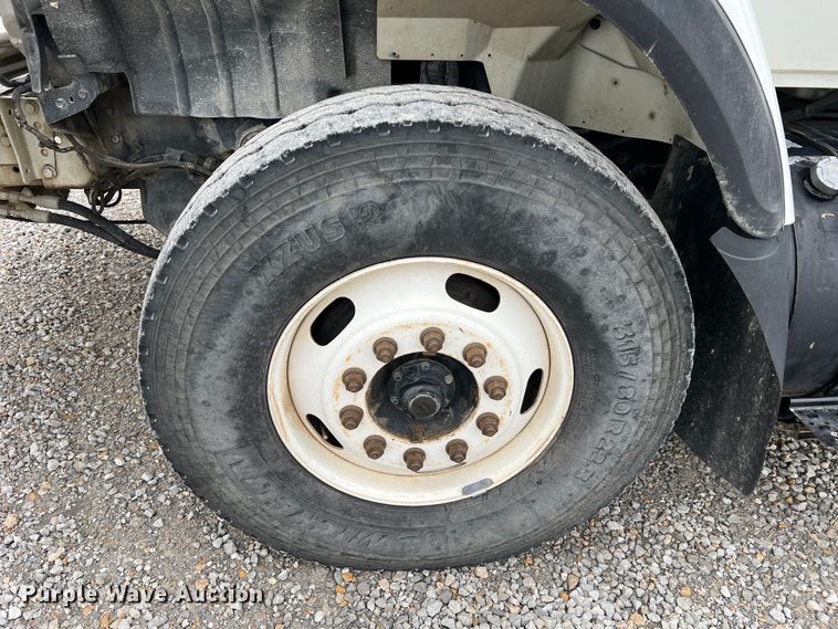 image for item JU9653 2008 International 7400  digger derrick truck