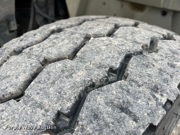 image for item JU9653 2008 International 7400  digger derrick truck