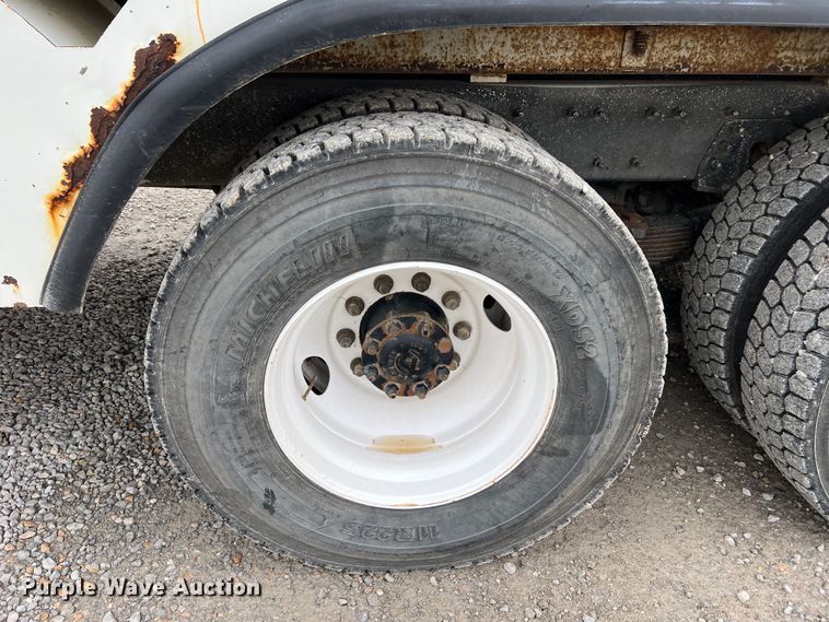 image for item JU9653 2008 International 7400  digger derrick truck