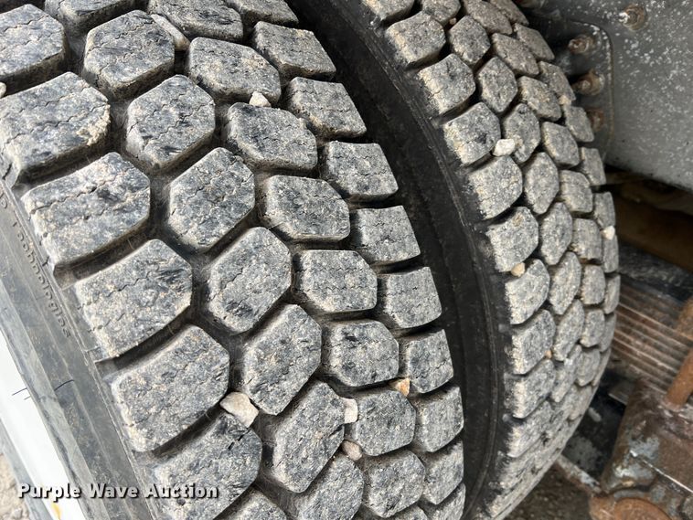 image for item JU9653 2008 International 7400  digger derrick truck