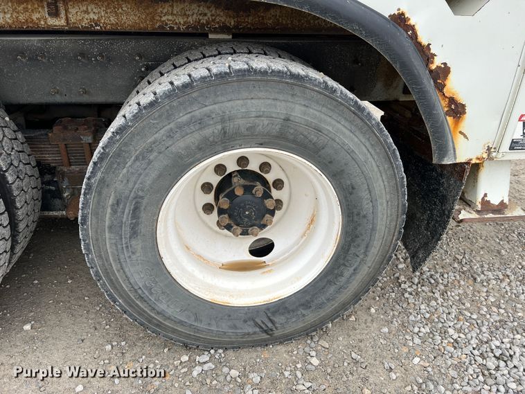 image for item JU9653 2008 International 7400  digger derrick truck