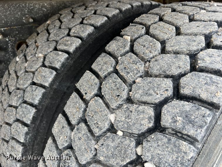 image for item JU9653 2008 International 7400  digger derrick truck