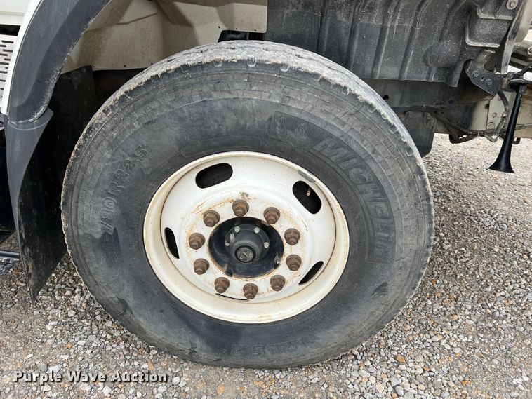 image for item JU9653 2008 International 7400  digger derrick truck