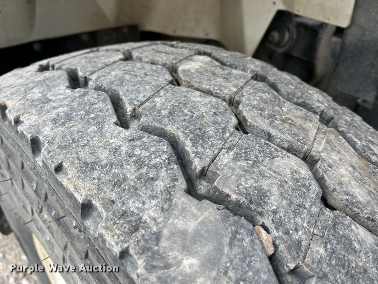 image for item JU9653 2008 International 7400  digger derrick truck