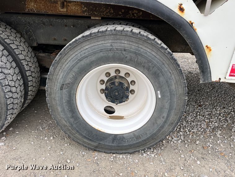 image for item JU9653 2008 International 7400  digger derrick truck