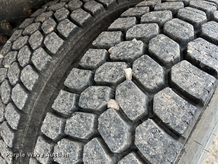 image for item JU9653 2008 International 7400  digger derrick truck