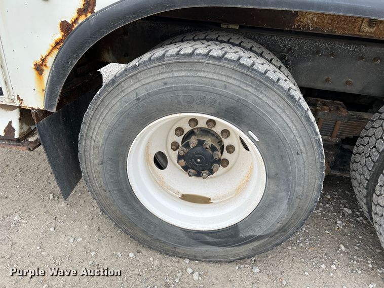 image for item JU9653 2008 International 7400  digger derrick truck