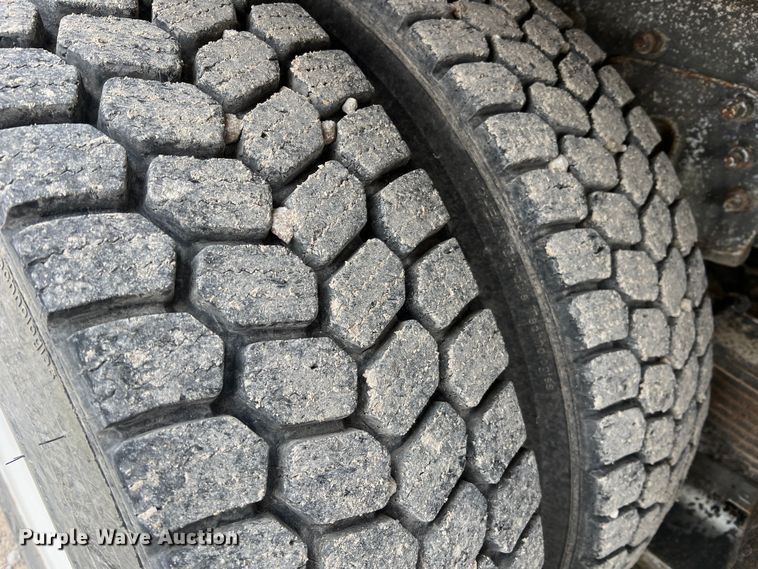 image for item JU9653 2008 International 7400  digger derrick truck