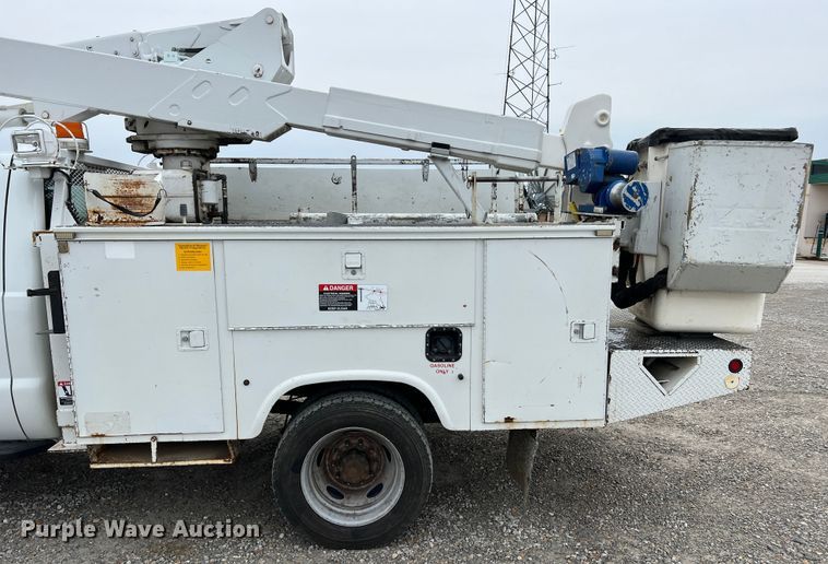 image for item JU9654 2011 Ford F550 Super Duty  bucket truck
