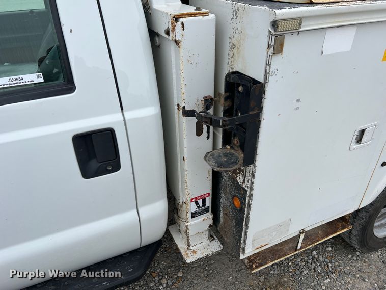 image for item JU9654 2011 Ford F550 Super Duty  bucket truck