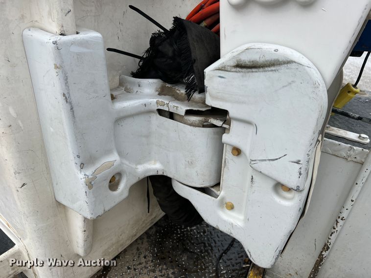 image for item JU9654 2011 Ford F550 Super Duty  bucket truck