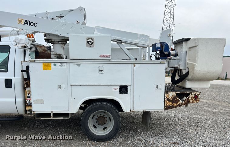 image for item JU9655 2011 Ford F550 Super Duty  bucket truck