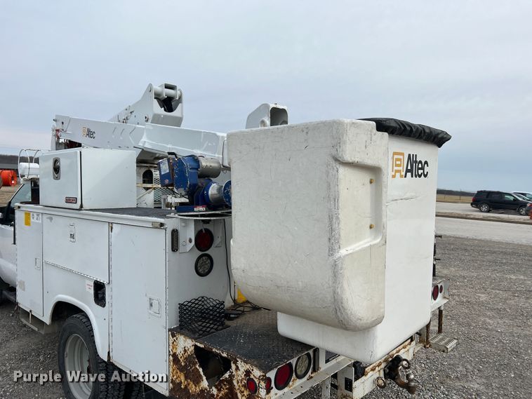 image for item JU9655 2011 Ford F550 Super Duty  bucket truck