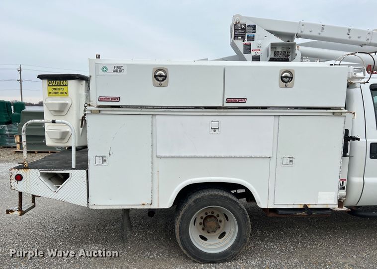 image for item JU9656 2011 Ford F550 Super Duty  bucket truck