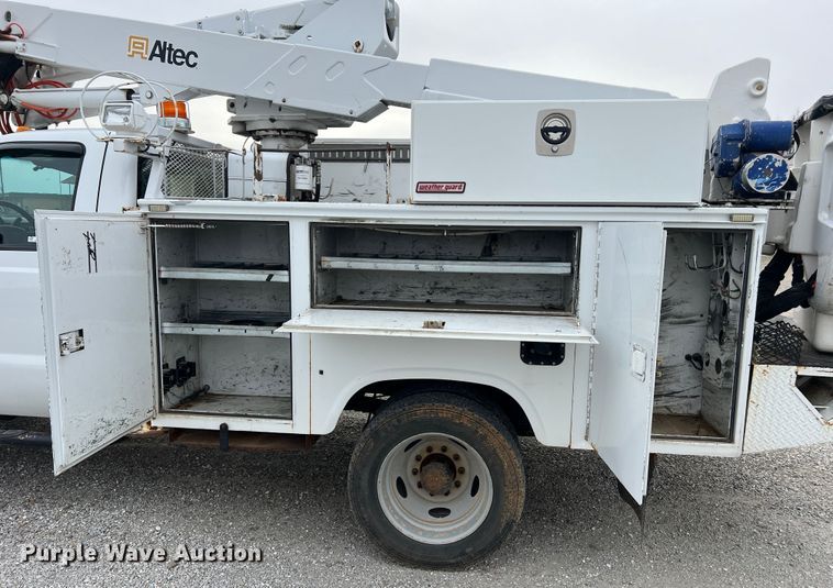 image for item JU9656 2011 Ford F550 Super Duty  bucket truck