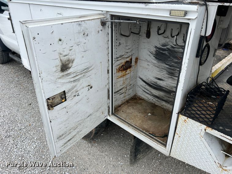 image for item JU9656 2011 Ford F550 Super Duty  bucket truck