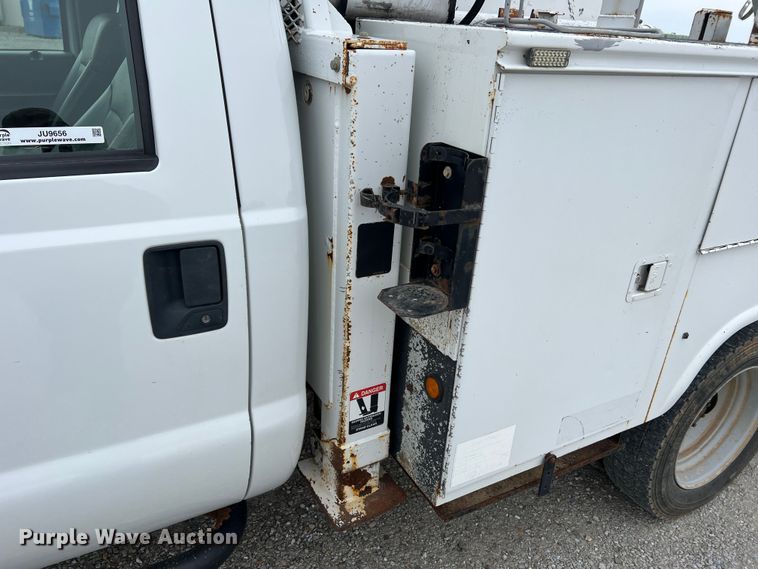 image for item JU9656 2011 Ford F550 Super Duty  bucket truck