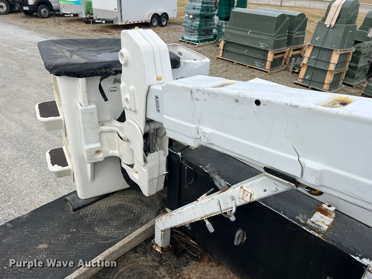 image for item JU9656 2011 Ford F550 Super Duty  bucket truck