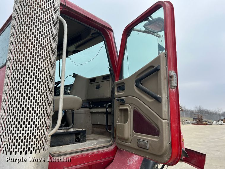 image for item JU9666 2006 International 5600i  ready mix truck